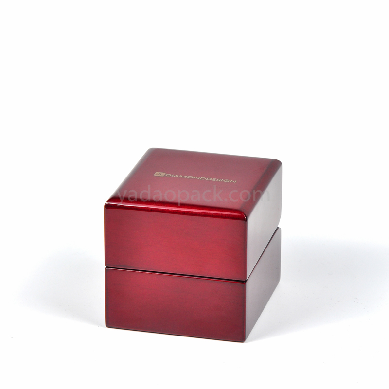 Yadao صندوق خشبي أنيق مربع التعبئة والتغليف القرط باللون البني الأحمر مع المخمل الأبيض في الداخل