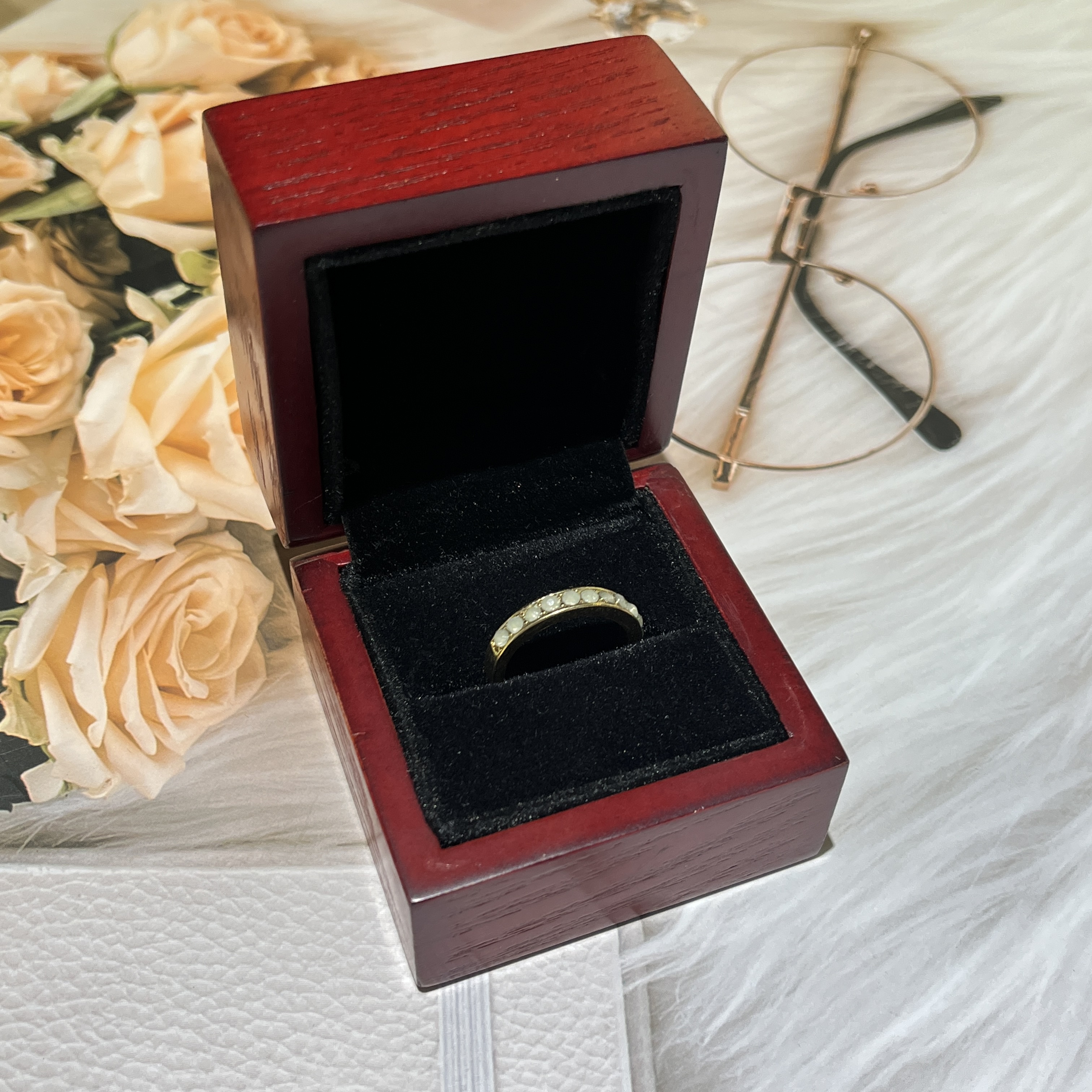 Pro vaši značku lze přidat luxusní přizpůsobení dřevěné krabice pro obaly prstenu v černé barvě vložky