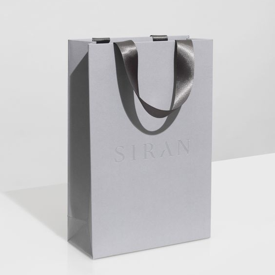 حقيبة ورقة التسوق الرمادية اللون الرمادي تخصيص حقيبة عبوات الورق كرافت.