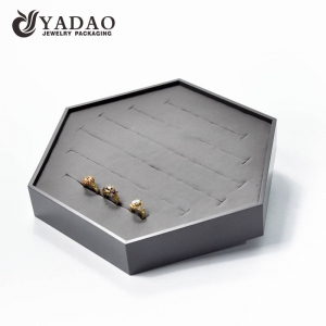 Yadao cinza Leatherette & Anel de veludo Display com slots para exibir anéis em seu showroom.