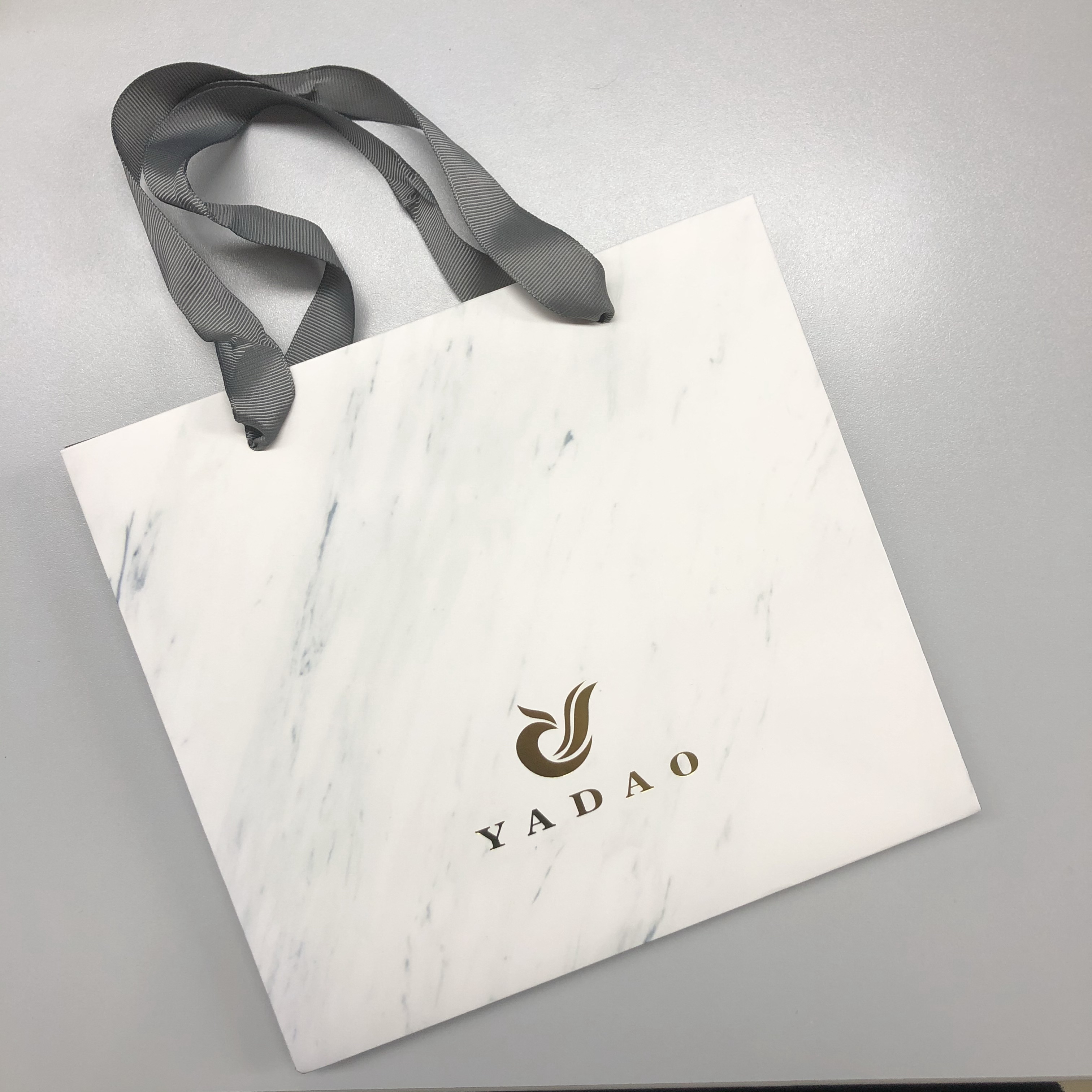 Saco de compras feito à mão Yadao, saco de papel para impressão de textura de mármore com logotipo de hot stamping e alça de fita
