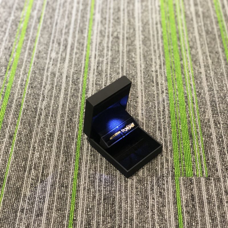 Yadao Caja de plástico de alta calidad LED Joyas LED Joyas de embalaje Caja de anillos de boda