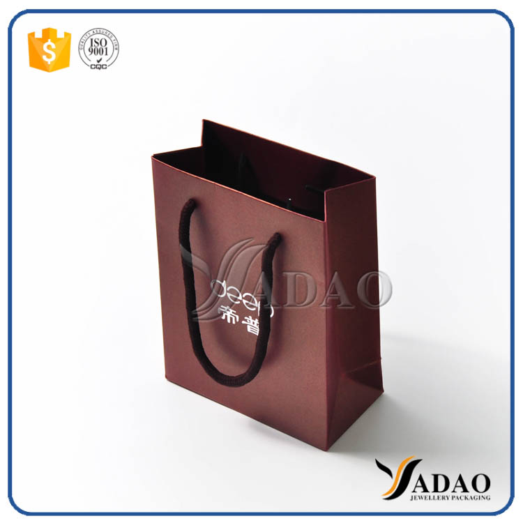 Yadao أحدث تصميم للمجوهرات الورقية حقيبة تسوق حقيبة يد يدوية مع تخصيص شعار مجاني
