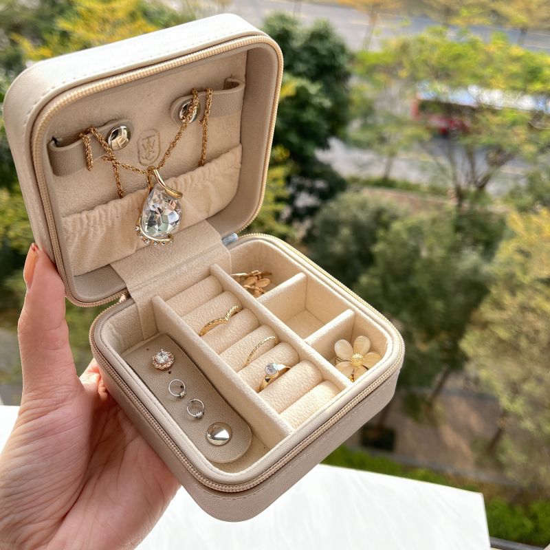 Yadao Luxury Jewelry Packagingケースは、ブランドロゴで仕上げた高品質のOUレザーの外に出るときに運ぶことができます
