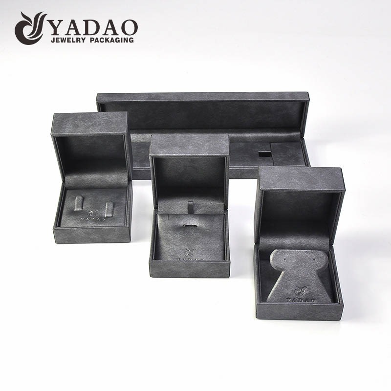 Caja de cuero de PU de lujo de Yadao en caja de envasado de joyería envuelta completa con placa de logotipo