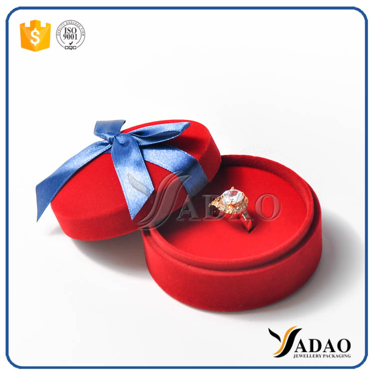 魅力的なロマンチックなかわいい暖かいラウンド謙虚な赤い植毛ボックス、八田尾からの子供の宝石の卸売のための青いリボン