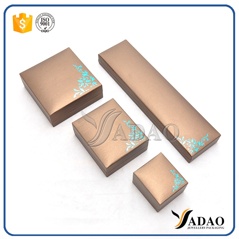 hermosos elementos de China caja de joyería de plástico uxury al por mayor duradera y duradera con anillo de papel de cuero sintético / colgante / collar / caja de brazalete, etc.