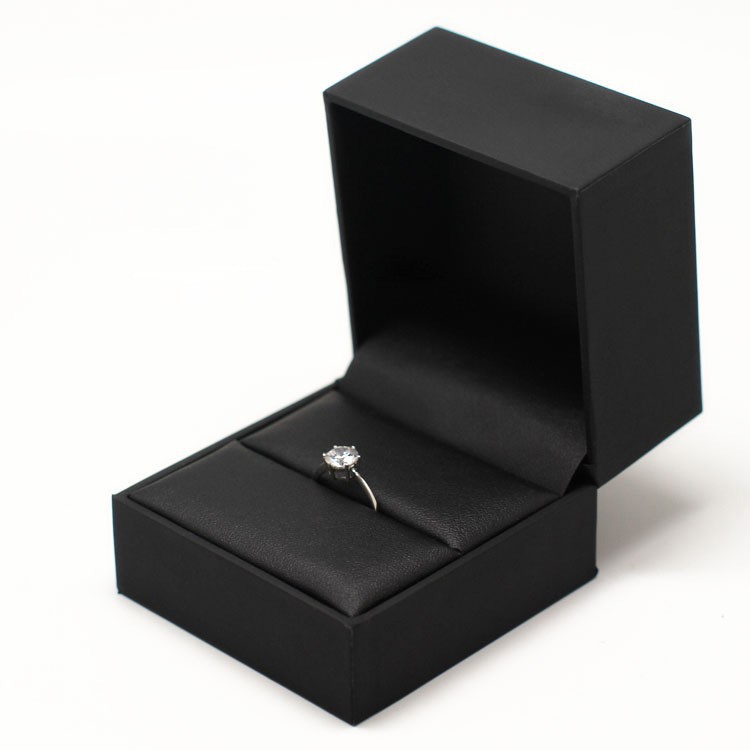 černá klasická elegantní kožená šperkovnice pro prsten / přívěsek / náhrdelník / náramek / náramek
