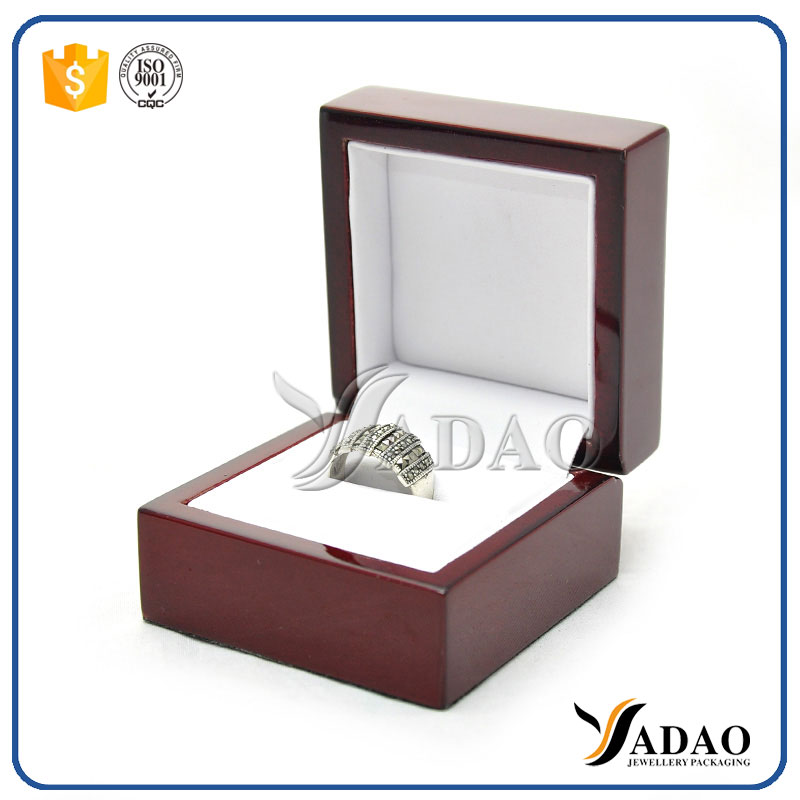 χρώμα κερασιάς γυαλιστερή λάκα ξύλινο κουτί δαχτυλίδι συσκευασία κοσμήματα μαλακό λευκό ένθετο υποδοχή δέρμα PU για κουτί αποθήκευσης δαχτυλίδια