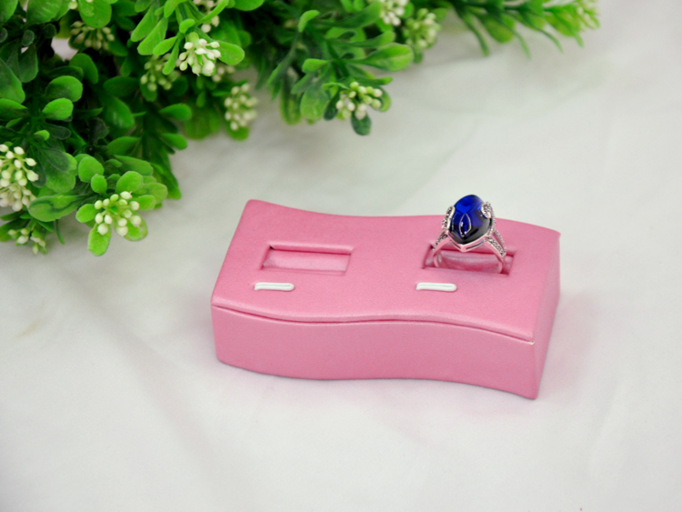 proveedor de china diseño especial de joyería de cuero sintético de madera sostenedor de la exhibición de doble anillo para la exhibición de piedras preciosas anillo