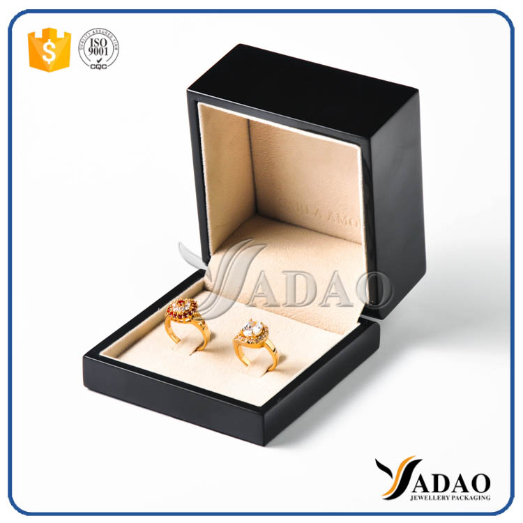 MOQ 500 customizado tipo atacado de veludo de luxo preto com acabamento brilhante dentro de caixa de anéis de casal de madeira para casamento