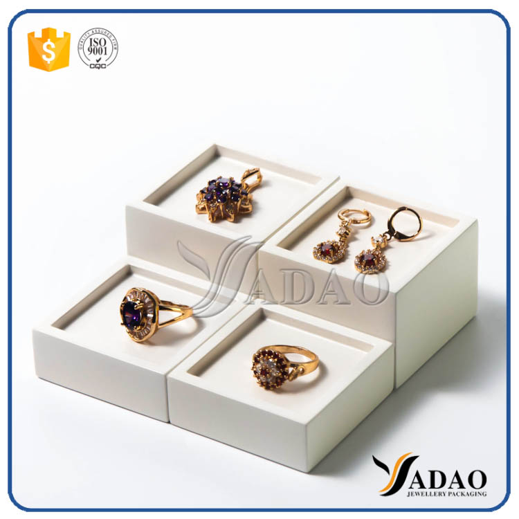 Aspecto de lujo personalizado hecho en mdf pequeño flexible recubierto con bandejas de exhibición de cuero de pu para anillo / pendiente hecho en Yadao