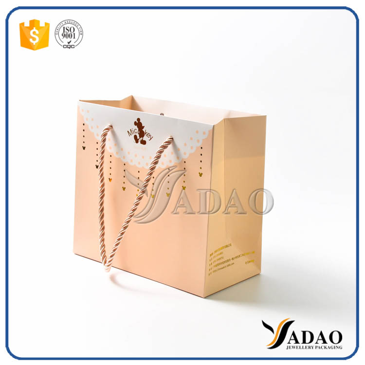 Нестандартный размер цвет MOQ оптом OEM / ODM глянцевая отделка, сделанные бумажные пакеты для покупок / подарков / упаковки в Yadao