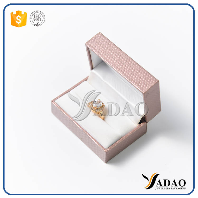 σχεδιασμένο αξιολάτρευτο δελεαστικό υπέροχο χονδρικό πλαστικό κουτί OEM, ODM με βελούδινο εσωτερικό για δαχτυλίδια ζευγαριού από την Yadao Company