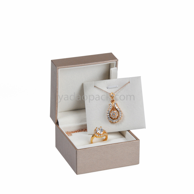 Boîte à bijoux double usage pour bague et pendentif dans une même boîte