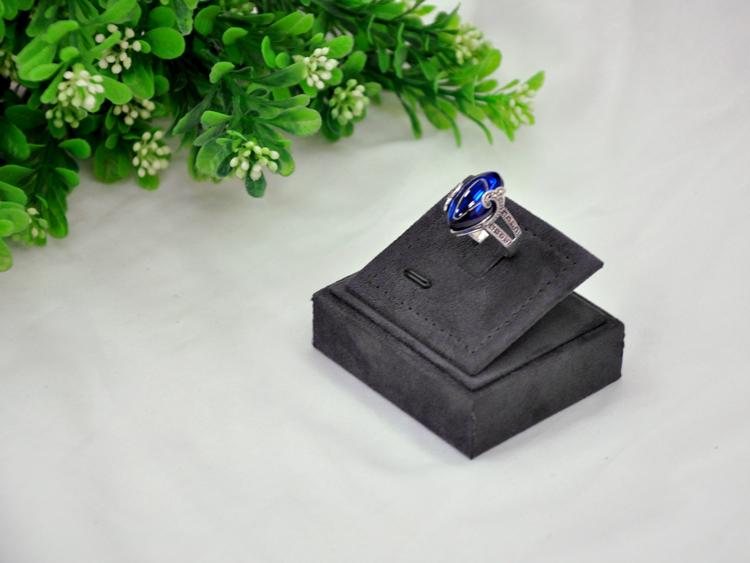 výrobní cenu dřevěný sametový kroužek držák stojánek pro zobrazení prsten vyrobený v Číně