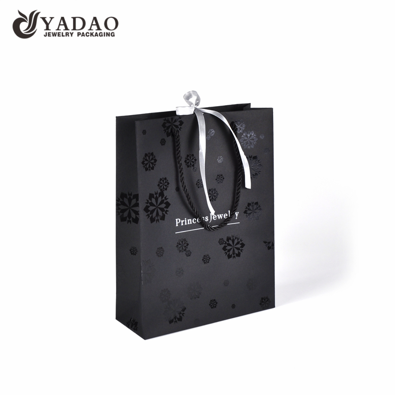 papier fantaisie shopping sac de papier bijoux emballage sac en papier sac à cadeau de corde tordu avec motif de revêtement UV