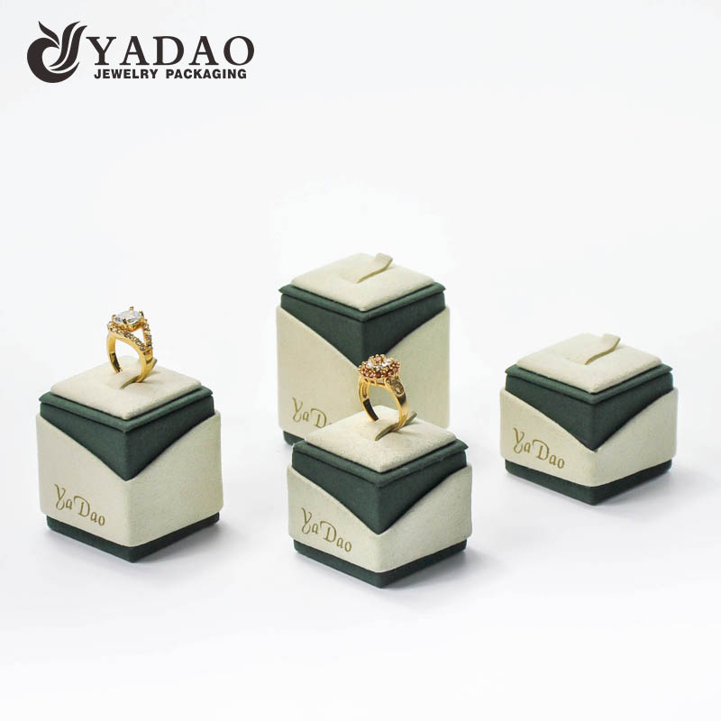 Soporte de exhibición de anillo suded mdf hecho a mano de alta calidad para operación de máquina para 50 piezas moq al por mayor