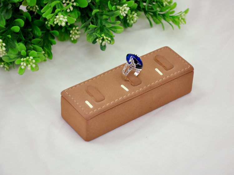 cuero de la PU soporte de exhibición de joyería de madera de alta calidad para tres anillo pantalla ofrecido por fabricante chino