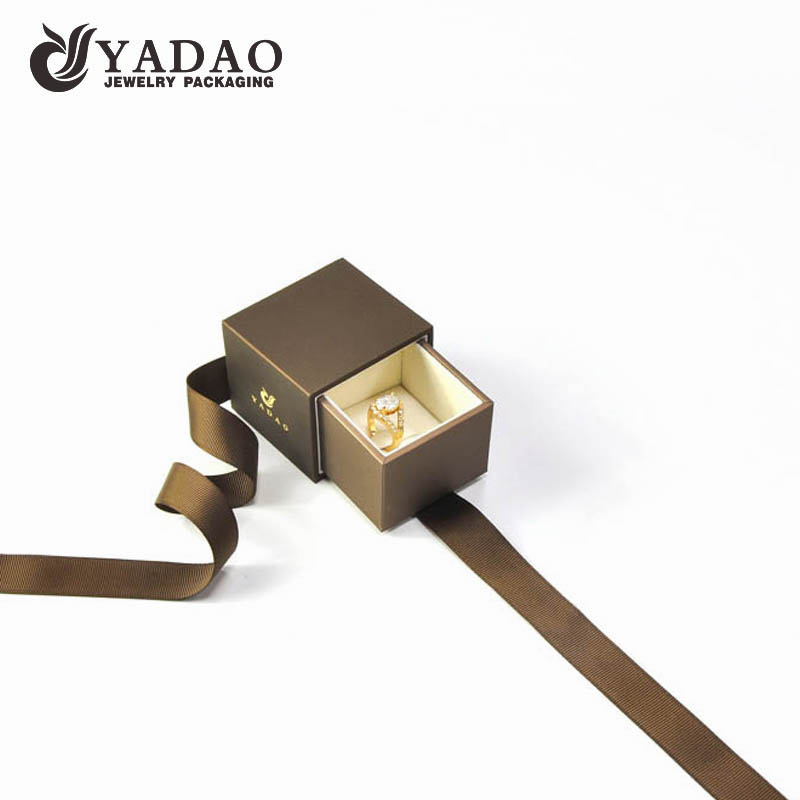 Caja de anillo de clip de diseño de cajón de caja de embalaje de joyería de plástico con acabado de lujo con lazo de cinta