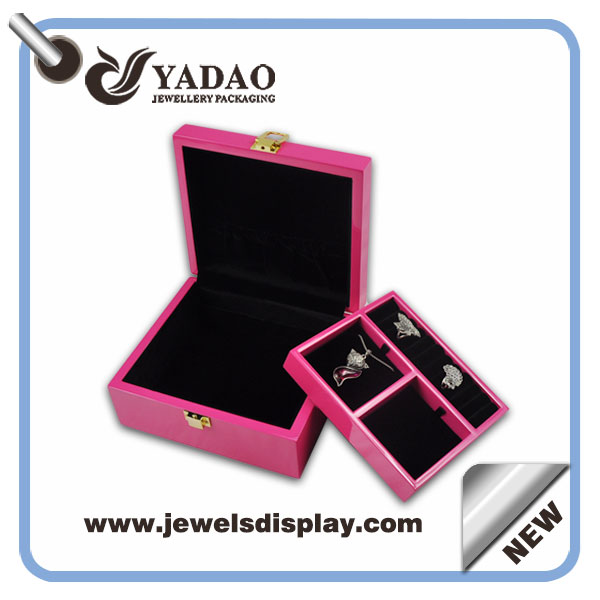 MDF木製の宝石箱は、中国の卸売カスタムロゴ漆の宝石箱で行われたイヤリングのための大規模なジュエリー収納ボックス、ネックレス、リング