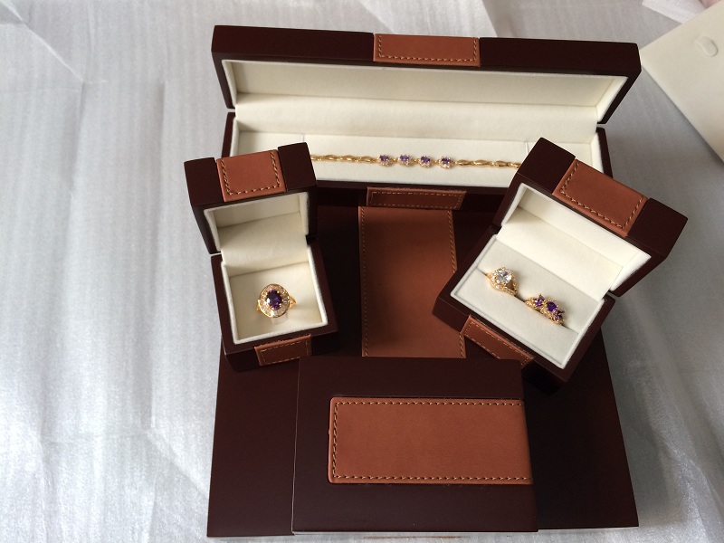Matt Laca Pintura Joyas de madera Caja de envasado Caja de anillo de madera Personalizar con cubierta de cuero