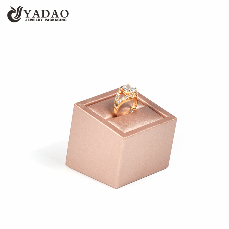 soporte de exhibición de anillo de oro rosa