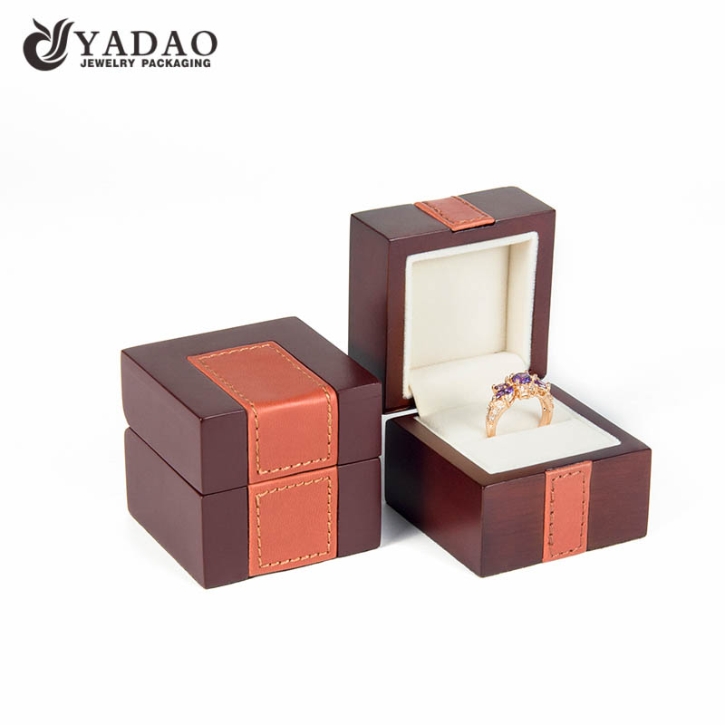 Acabamento fosco simples, mas especial, atacado com elementos de couro, caixa de madeira personalizada para embalagem de jóias de luxo