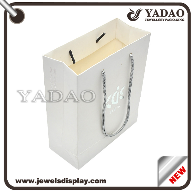 Simples de alta qualidade adorável personalizado MOQ atacado sacos de papel / mão para embalagem de compras / joias