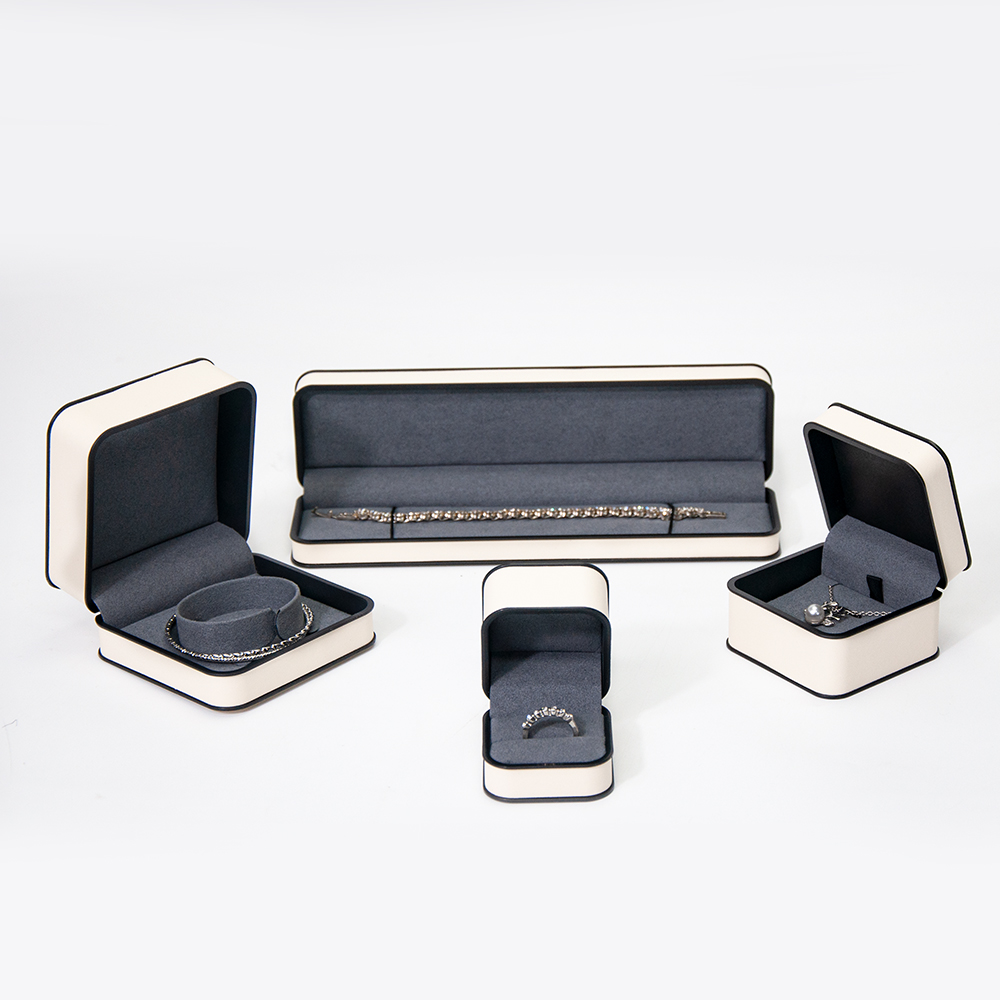 Design in bianco e nero in stile angolare arrotondato quadrato Set completo di pacchetti di gioielli