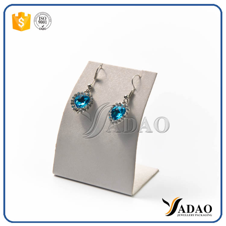 mince abordable en gros couleur personnalisée taille flexible en cuir en métal double utilisant un porte-bijoux pour boucle d'oreille / pendentif