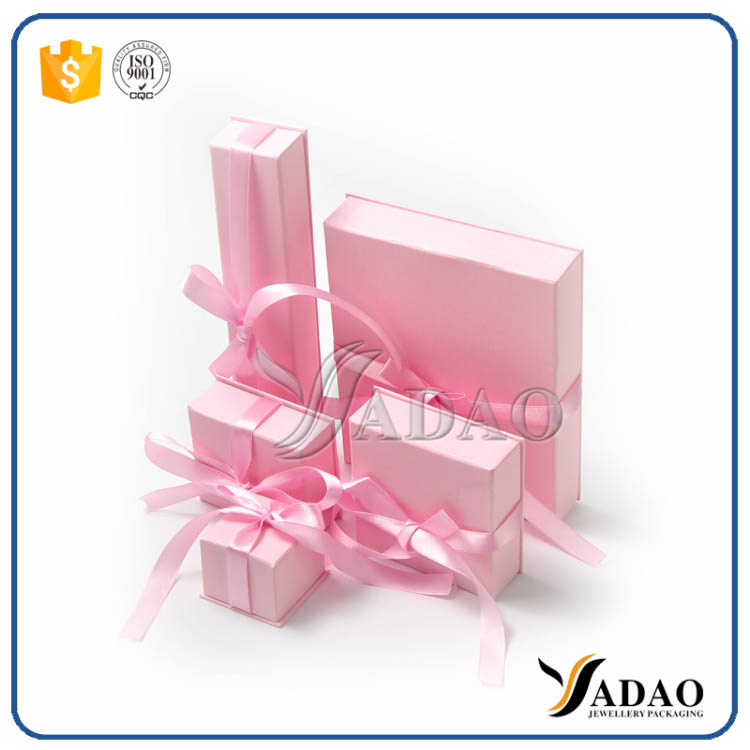 scatola di carta di cartone rosa fatta a mano all'ingrosso personalizzata unica con scatola di orecchini con logo stampato a caldo / scatola di anelli / scatola di collana