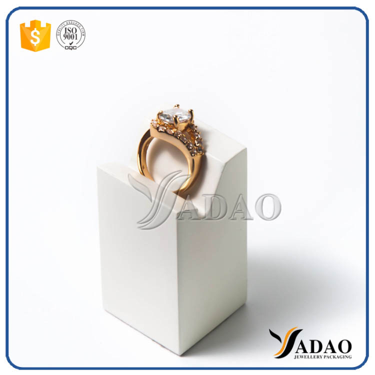 quello di cui hai bisogno è ben progettato, non facile, antiquato ed elegante espositore distintivo per anello di diamanti / argento / oro