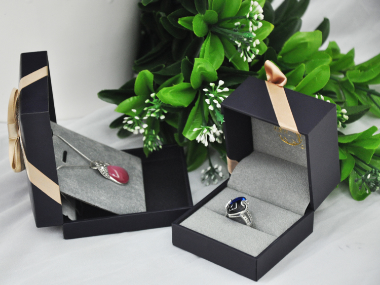 blu scuro all'ingrosso scatola di cuoio di lusso di alta qualità per il confezionamento di gioielli con nastro farfalla made in China