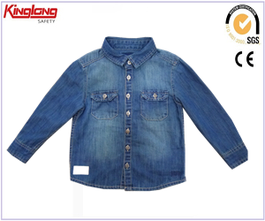 Design de moda infantil camisa jeans de material avançado, bolsos no peito camisa de botões de peito único