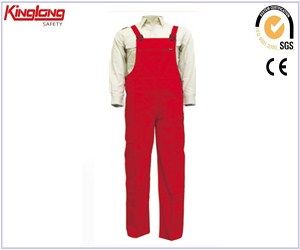 Červené, odolné funkční kalhoty s náprsenkou vyrobené v Číně, 65% polyester35% bavlna