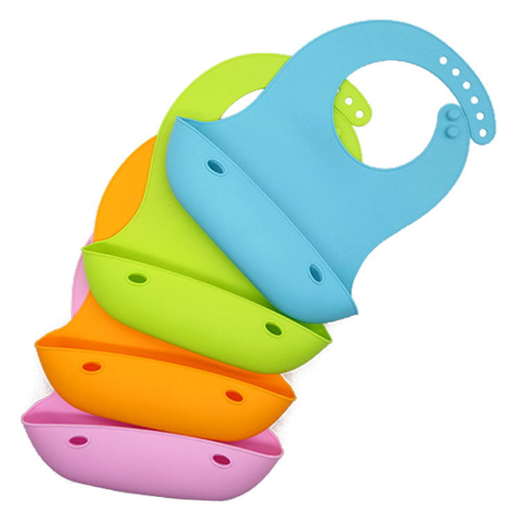 Les bavoirs de bandana de silicone sans BPA imperméabilisent le bavoir doux de bébé de silicone