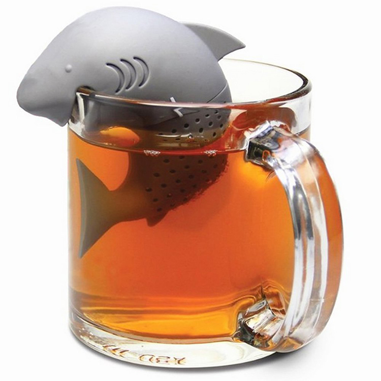 批发可爱的鲨鱼硅胶灌肠器松散的茶叶浸泡器，鲨鱼茶浸泡器茶匙