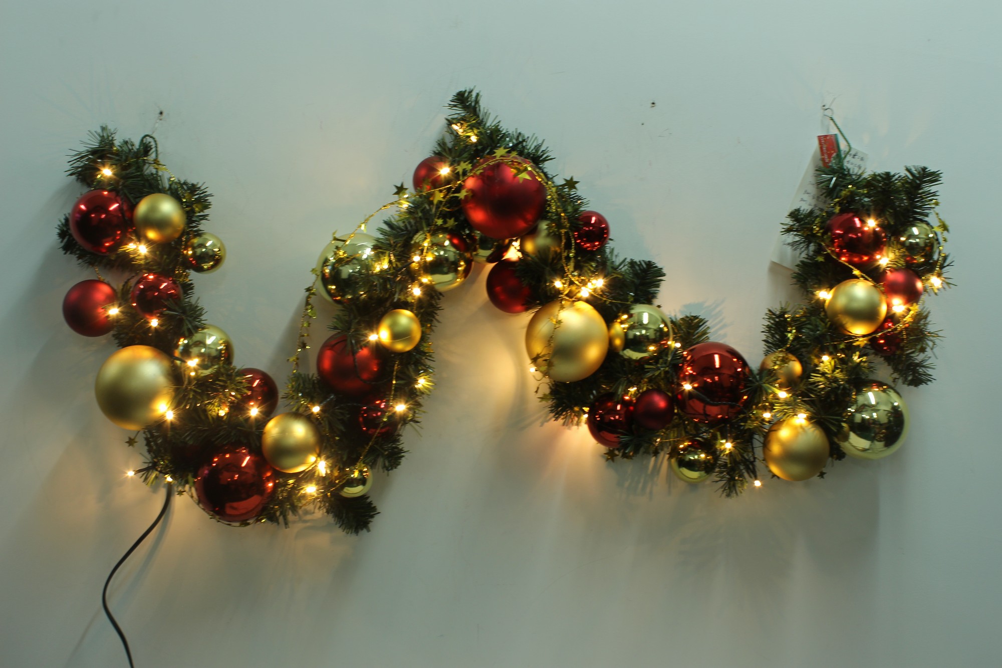 内装のライトとクリスマスの花輪