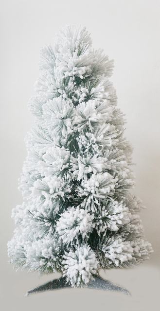 arbre de Noël accrochant des décorations neigeant l'arbre de Noël pré éclairé de Noël