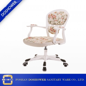 Manicura elegante que usa la silla de la uña con la silla del cliente del fabricante de la silla de salón china
