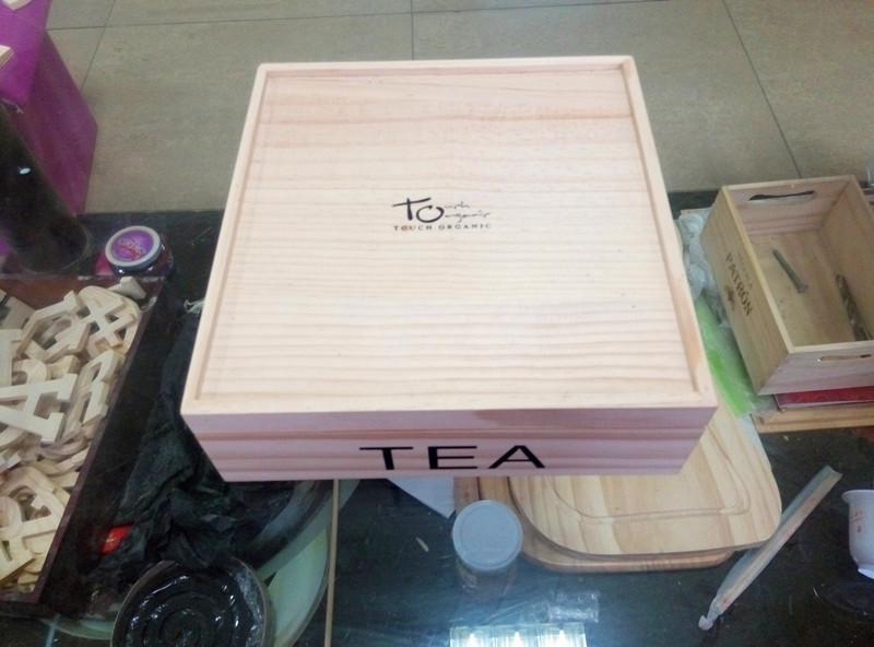 wholesale Custom color solid wooden tea box with compartment
