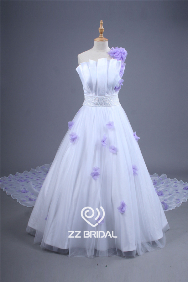 最新缝珠披肩的紫色花朵的手工婚纱礼服供应商
