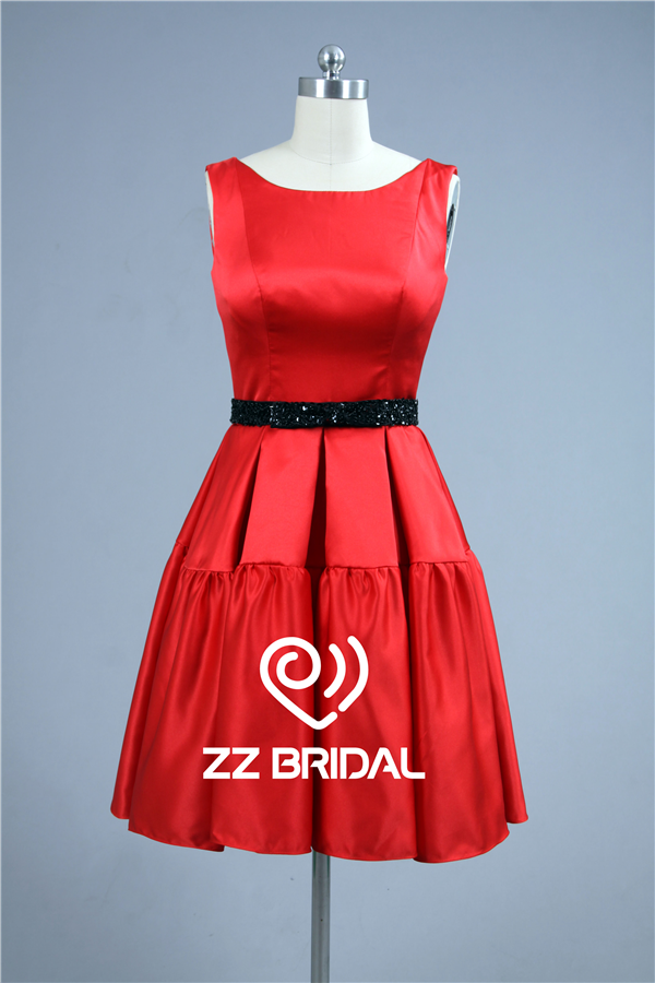 传统的红色缎面舀领口黑色缝珠腰带短晚礼服中国