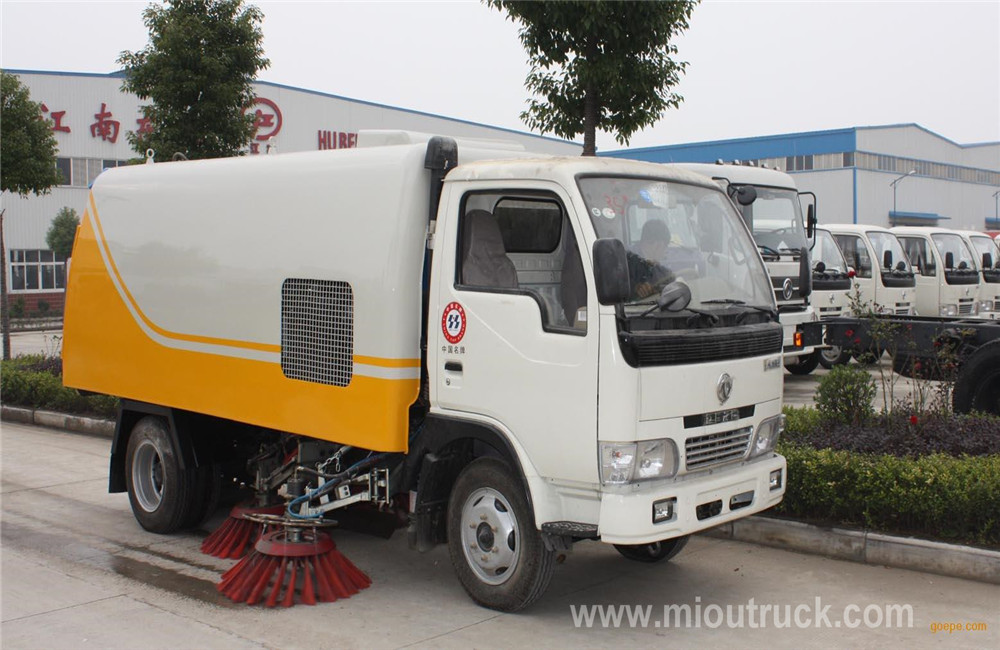 Dongfeng 4 * 2 đường quét xe tải Euro 2 bức xạ chuẩn sweeper đường phố để bán