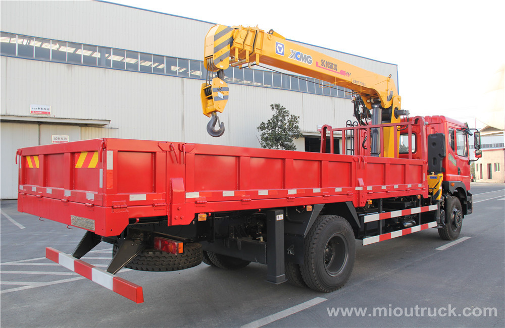 Dongfeng 4X2 chassis truck-mounted crane 4 section boom 12 ton XCMG China supplier for sale