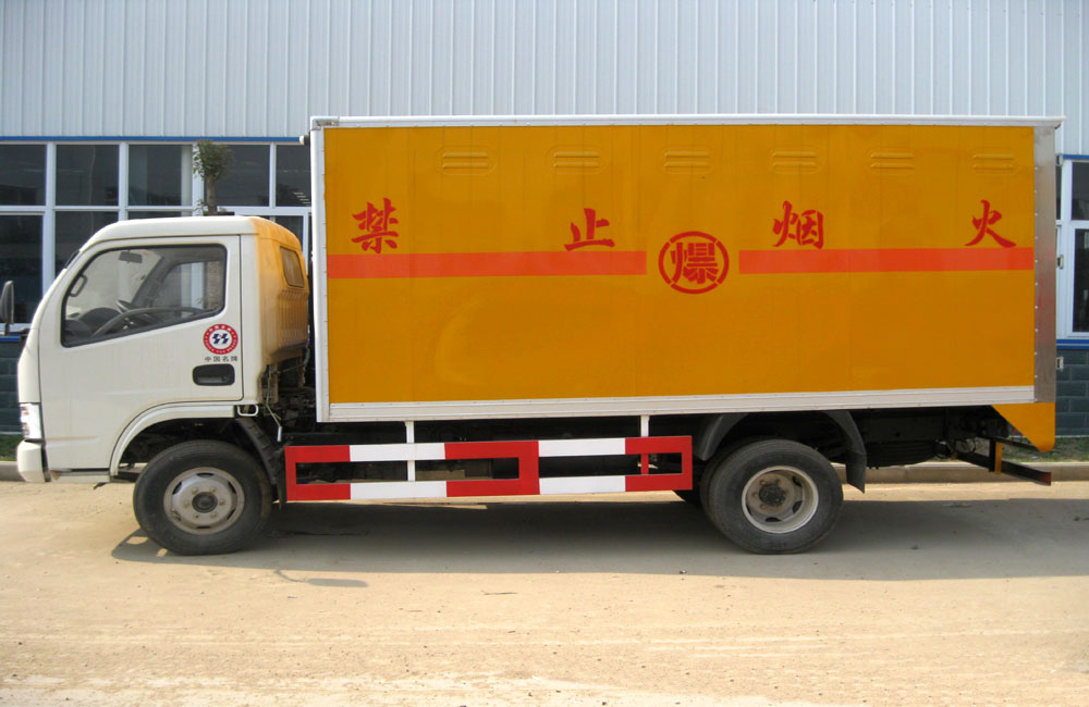 Dongfeng JDF5070XQYDFA4 GB3847-2005 3.5T kapasiti muatan letupan peralatan transpoter van trak