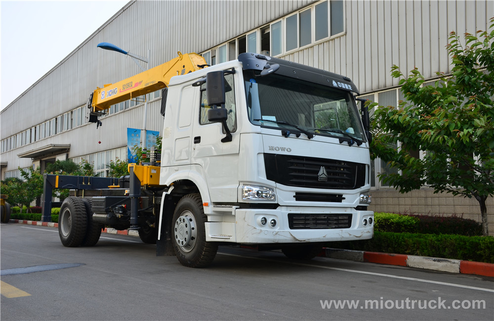 HOWO 4 X 2 8 ton camión de elevación montada surtidor de china de grúa con buena calidad para la venta