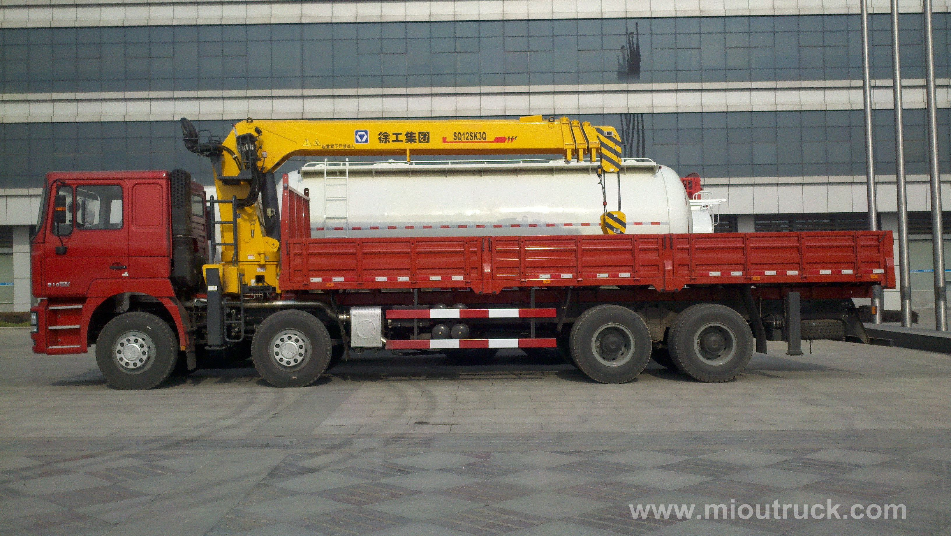 Shacman 8x4 srtaight arm cargo truck mounted crane china supplier for sale
