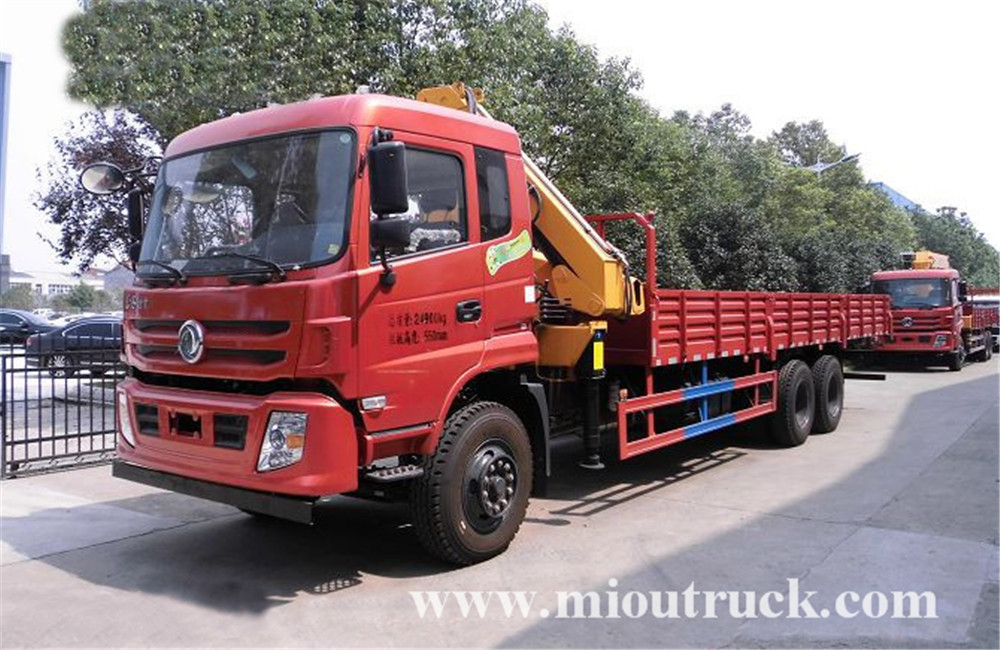Dongfeng 6x4 natitiklop type truck na may kreyn 10ton